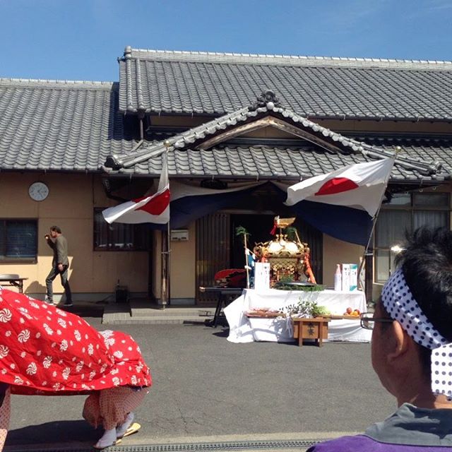 獅子舞 家の前を御神輿が通ったら、また畑に直行です！