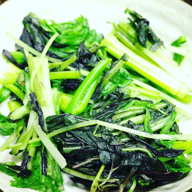 簡単！からし菜と、水菜をお好みの硬さで茹でてお浸しにします！あとは、おにぎりに入れる塩昆布で混ぜるだけです！