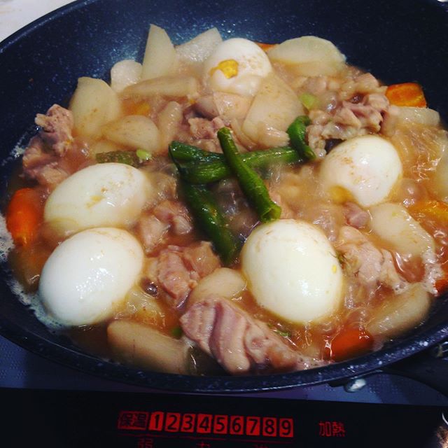 ダイコン、インゲン、鶏肉、茹でタマゴ、人参を砂糖、塩、醤油、鰹出汁、昆布、酢で煮込み出来上がり！