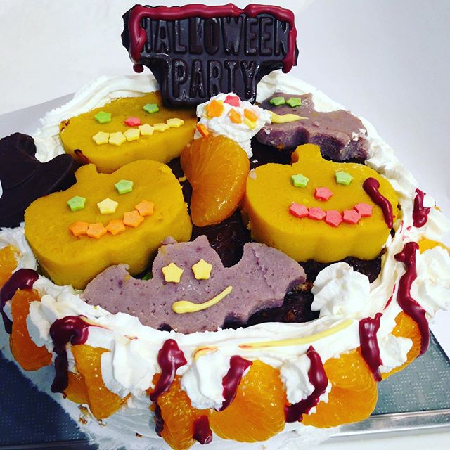 ハロウィンのケーキ！うちの畑で採れたカボチャと紅芋 パープルスイートの3枚の生地を焼いた ちょっとヤバ怖ケーキ 笑