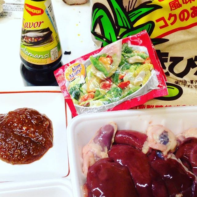 今日の簡単に晩御飯は、こんな感じです！最近は色々と現地の調味料が売られてるので簡単！