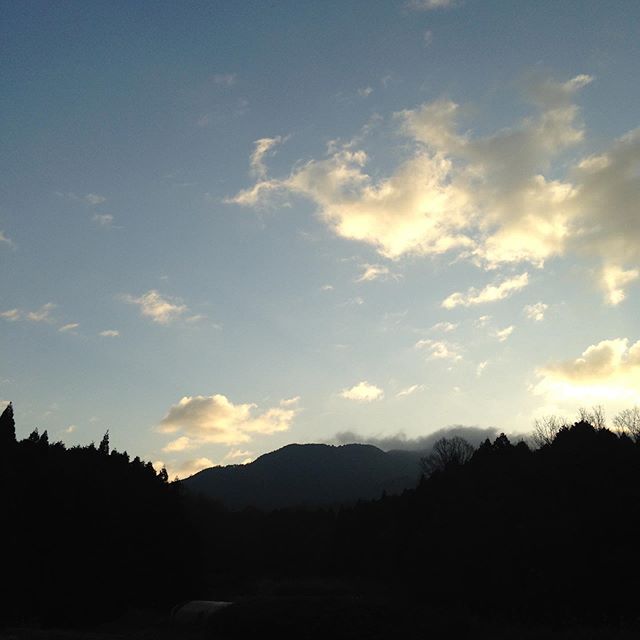 気温7℃晴れ、夜に北からの流れた雲で弱い雨が降りましたが現在頂上には雲がかかってますが、晴れます！