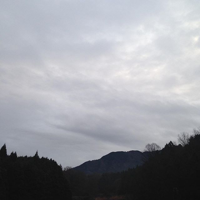 気温6℃小雨で日中は曇りのち雨が降る予報で、部分日食は厚い雲で難しいかもしれませんね