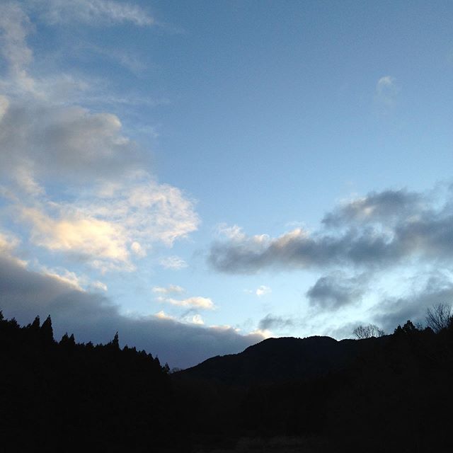 気温5℃極弱い雨が雲の通過で降ってますが晴れてます