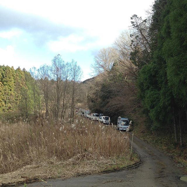 車が何台も来て電柱を建てて頂いてます！