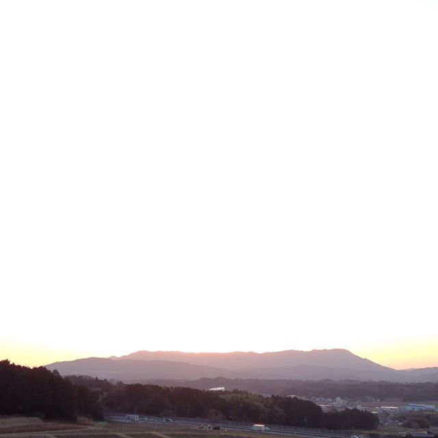 夕日が綺麗で山の向こうに！何とか今日やるべきことは終わりました。