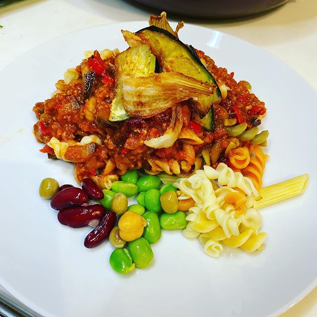エジプトのコシャリを畑から収穫の野菜ベースで作りました。