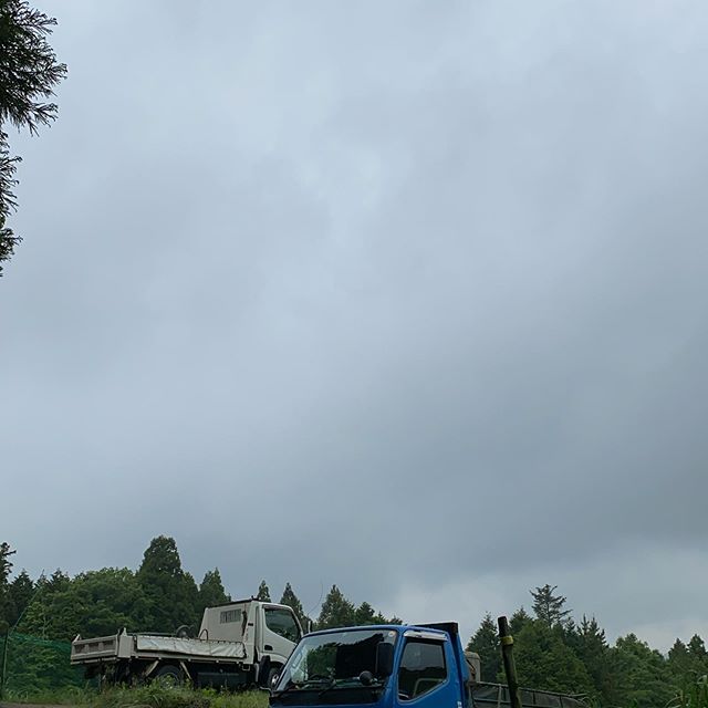 雨は止みました！台風対策で、友達の生コン屋さん、基礎屋さん等、ポンプ車を入れてちょっと工事してもらってます。